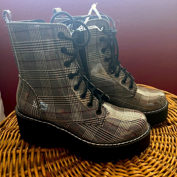 Soda Shoes - Soda Plaid Platform Combat Boots
